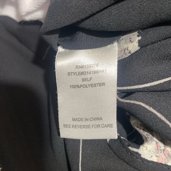 Blouse perfect for business casual. Looks great with jeans or slacks! EUC. - Picture 10 of 10